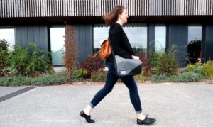 Marche avec sacoche